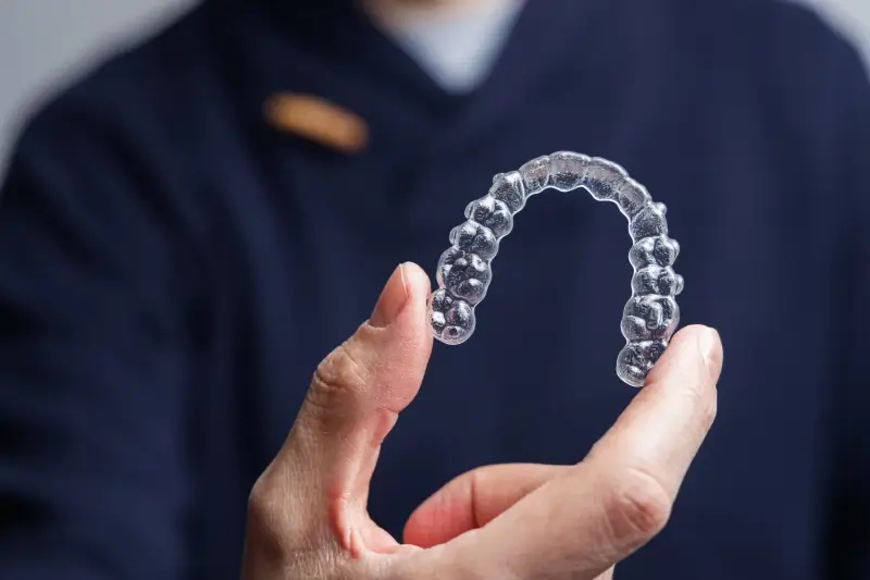 Czym się różni Clear Aligner od Invisalign?