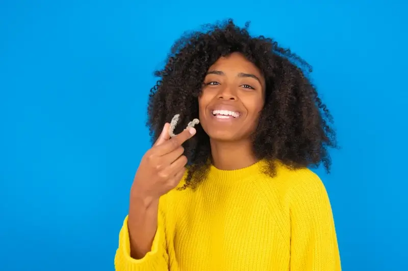 Jak długo trwa leczenie nakładkami Invisalign?