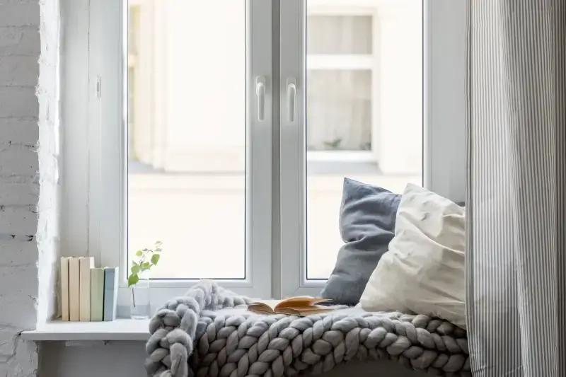 Jak usunąć klej z okna PCV?